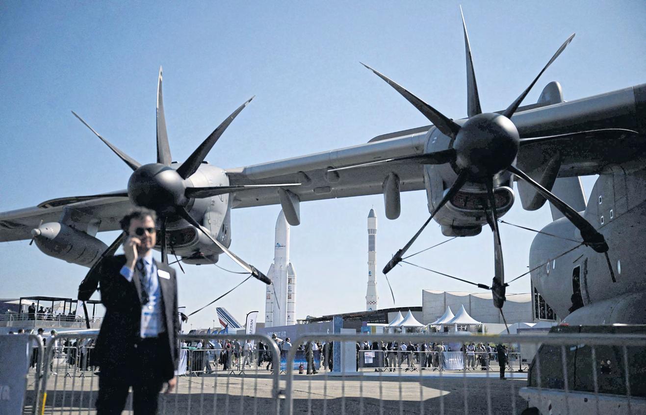 Boeing keeps low profile at Paris Air Show