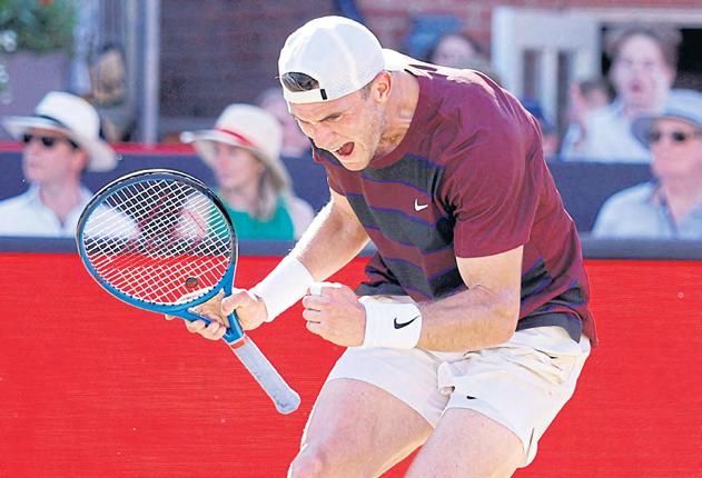 Draper survives scare to reach Queen's quarters