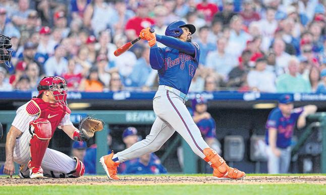 Mets smack seven homers, down Phillies to snap losing streak
