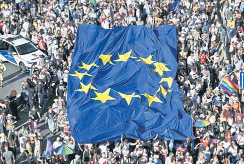 Biggest-ever Budapest Pride defies Orban ban