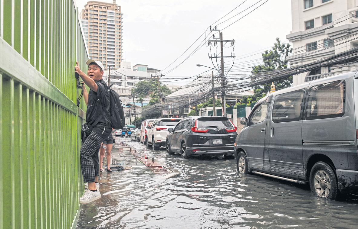 Porosity can reduce city flood effects
