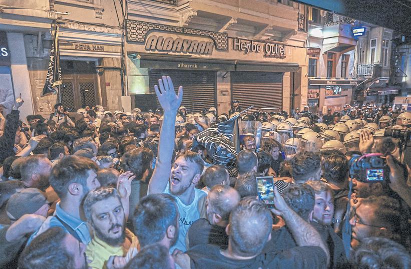 Clashes in Istanbul over 'prophet cartoon'
