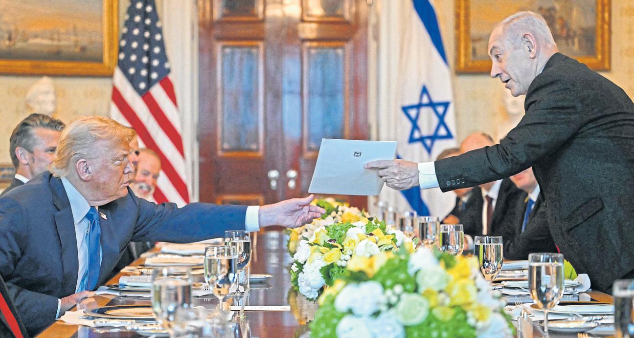Trump hosts Israel PM in peace push