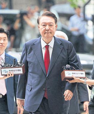 Prosecutors push for Yoon's detention
