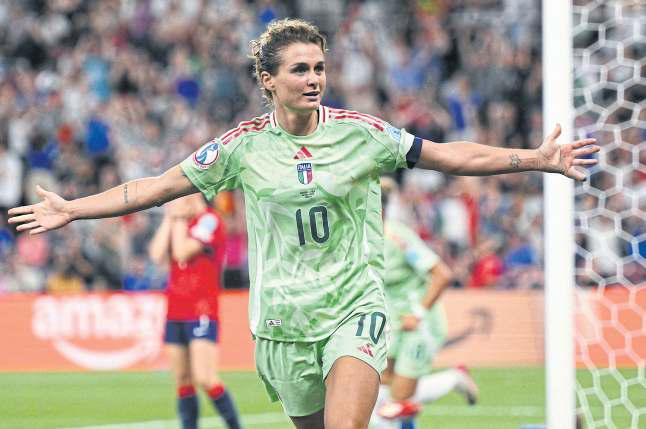 Girelli at the double as Italy strike late to reach SF