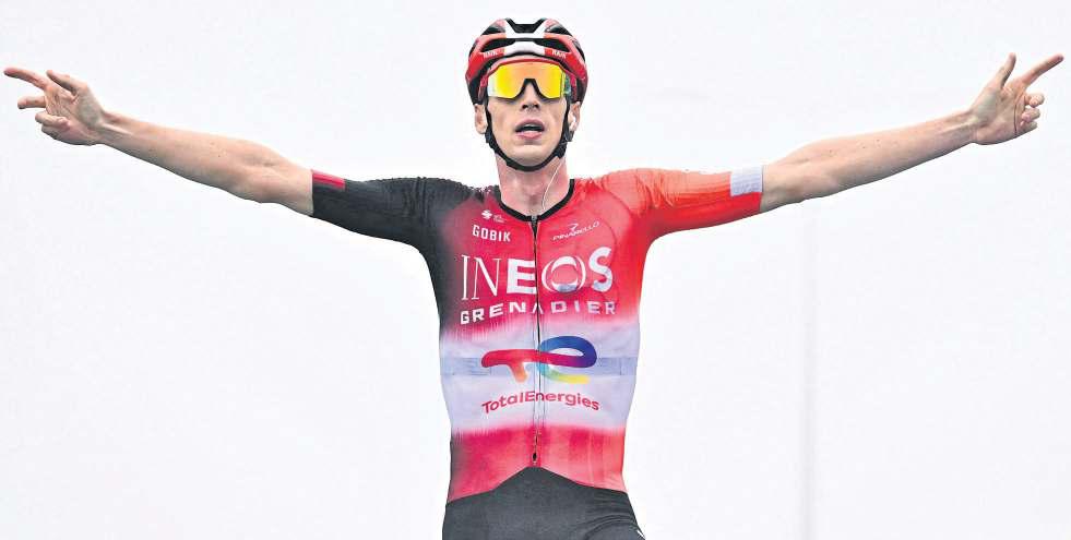 Arensman climbs to misty mountain victory