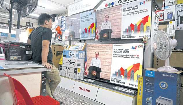 PM announces cash aid, fuel price cut