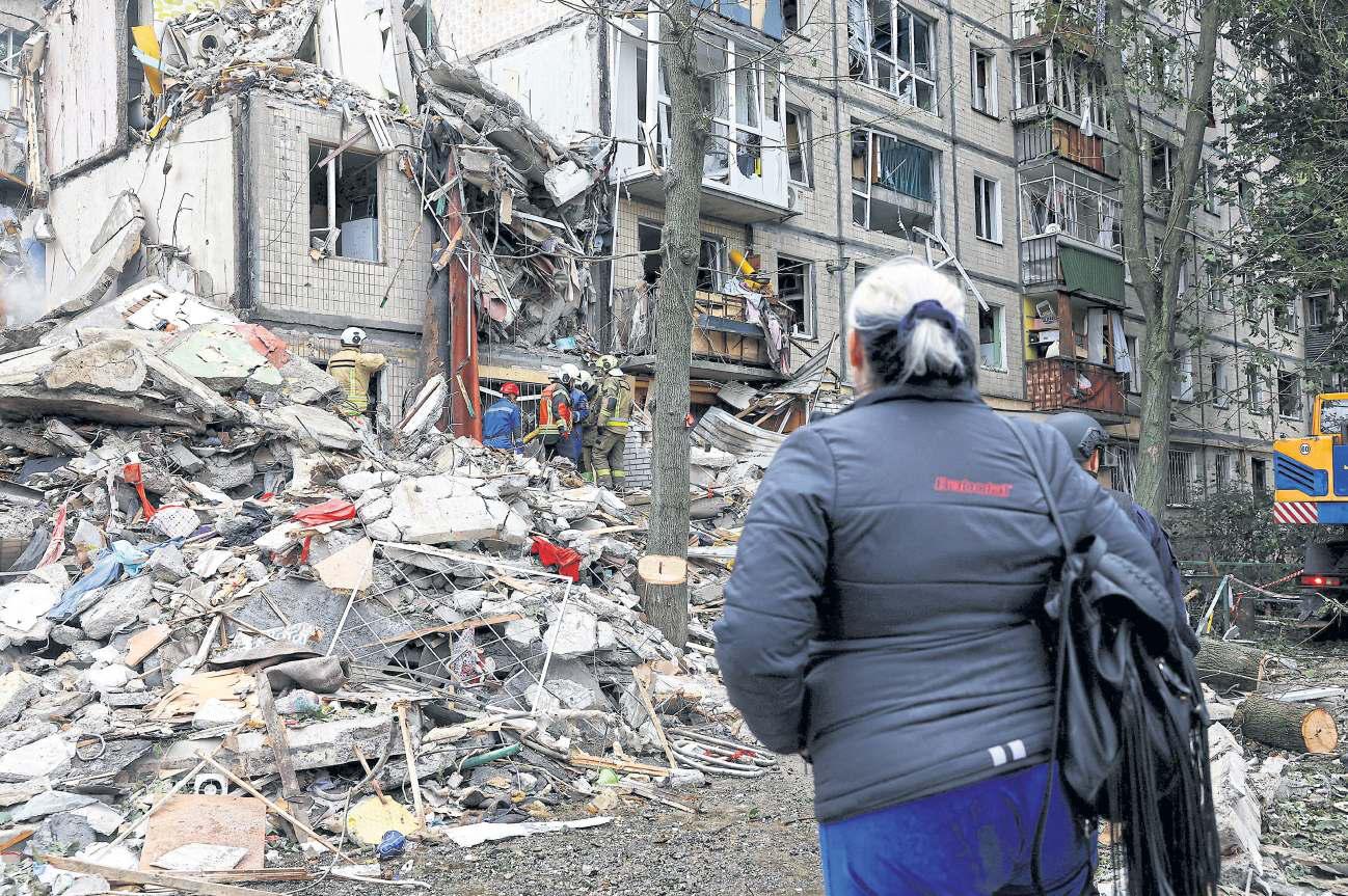 Russian strikes kill at least six in Kyiv