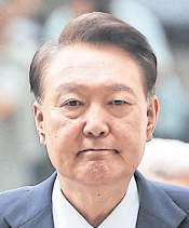 Court issues new arrest warrant for Yoon