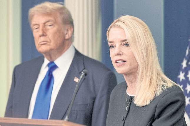 Top Obama officials face probe