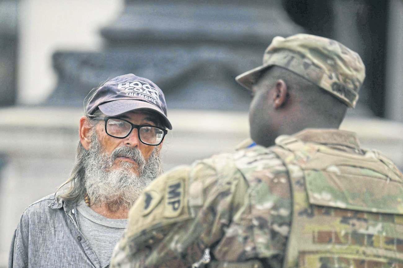 800 troops deployed for DC mission