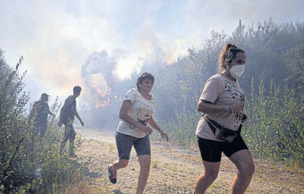 Authorities battle 20 major wildfires