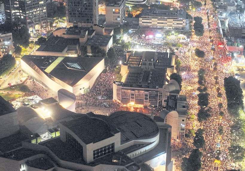 Mass rally in Tel Aviv calls for end to war