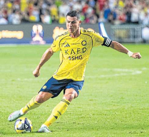 Ronaldo gets Hong Kong hero's welcome