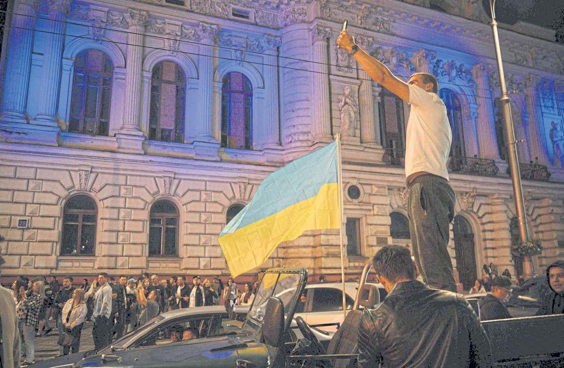 Ukraine marks national day with air strikes