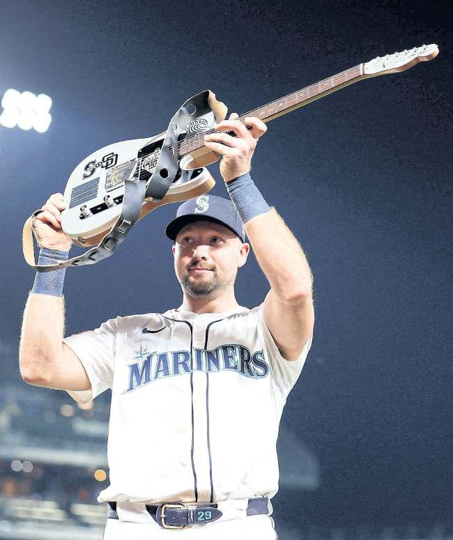 Raleigh hits No.50, Mariners top Padres