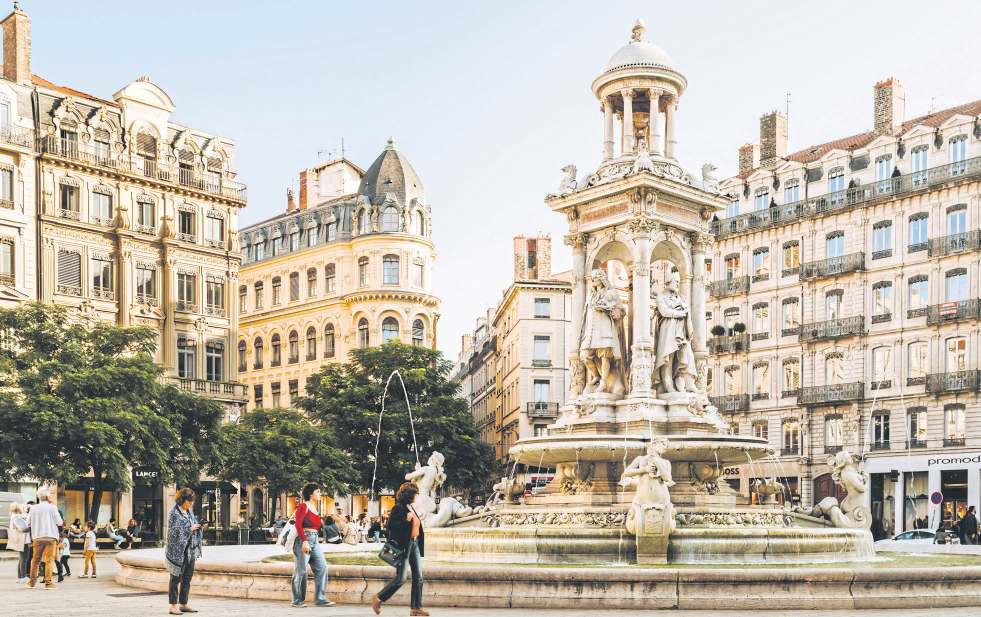 Borrowing costs soar on fears of French government collapse