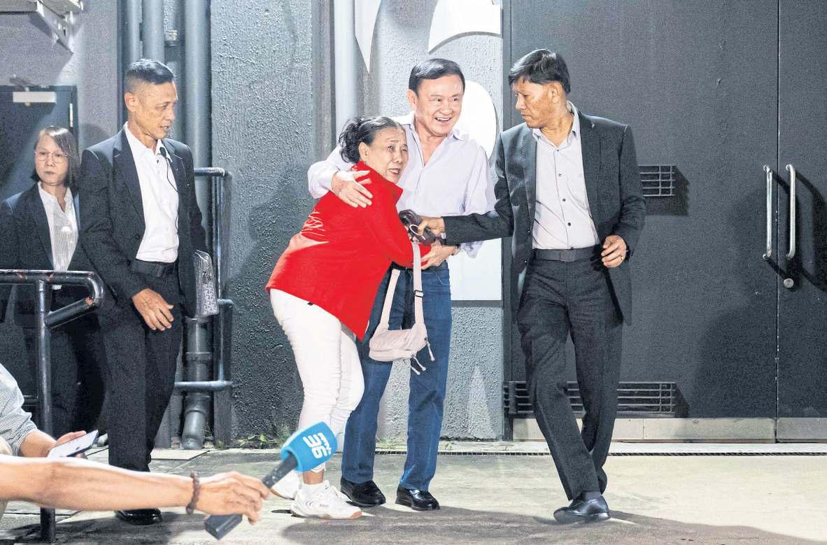 Thaksin flies out, Pheu Thai in freefall