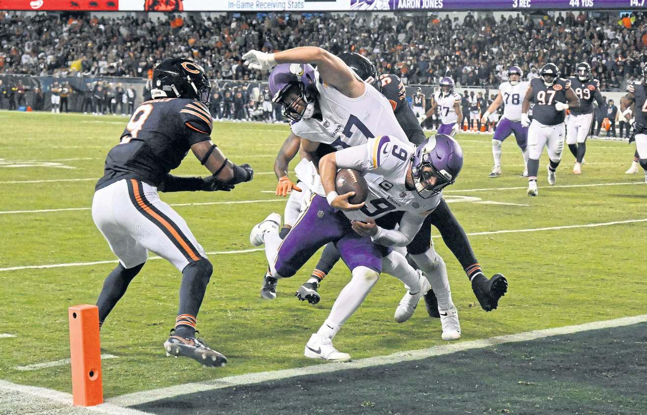 Vikings reigns as McCarthy sparks late rally