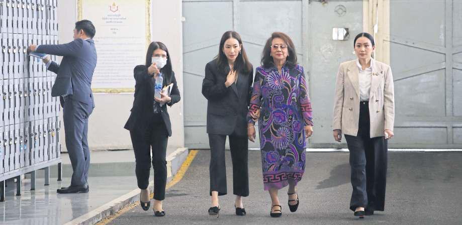 Thaksin receives first family prison visit