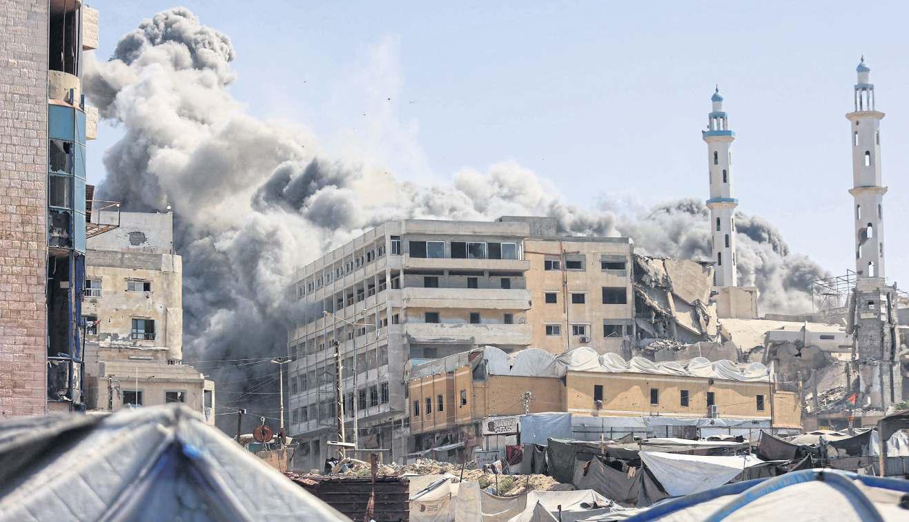 Gaza City 'on fire' amid fresh assault