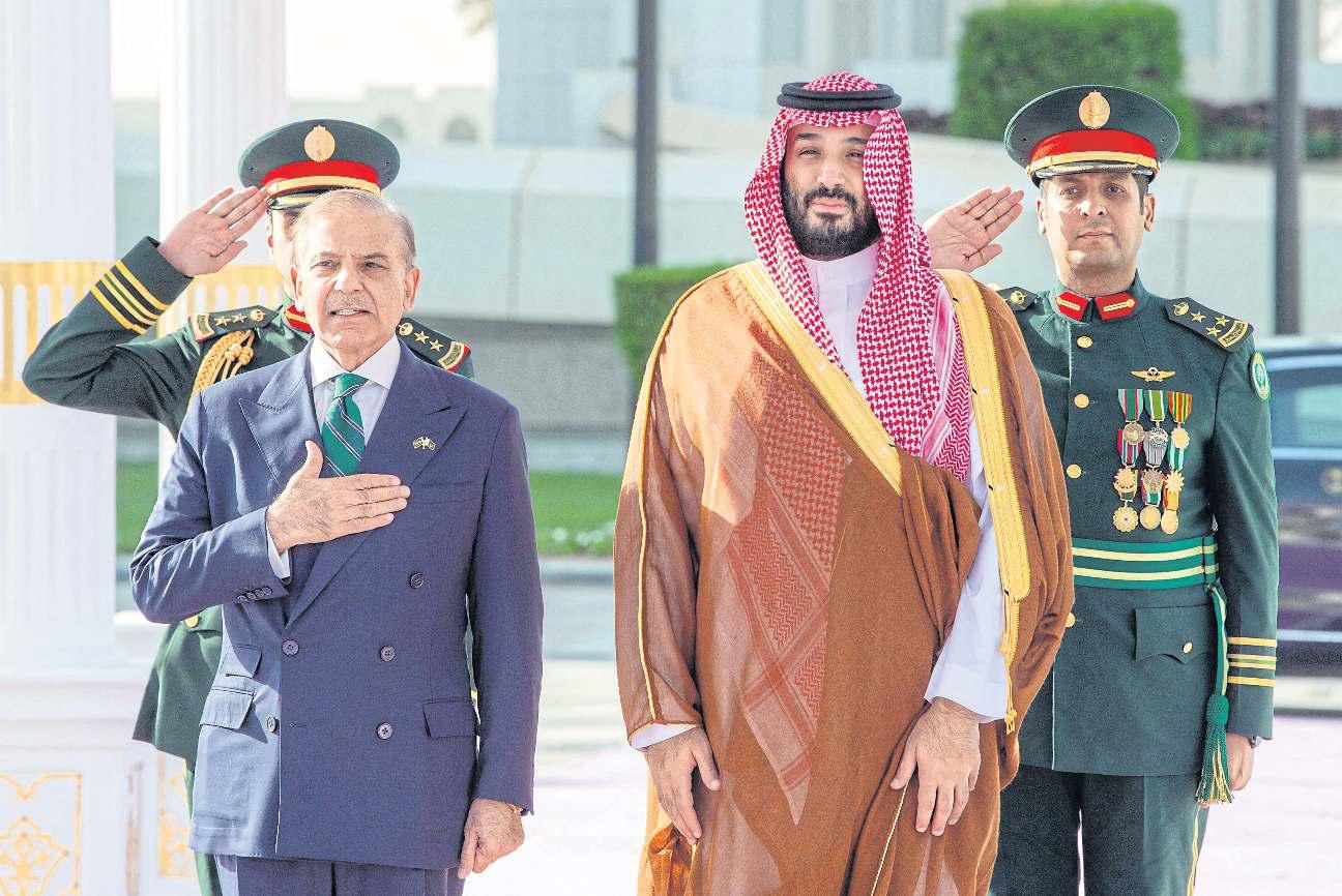 Saudi, Pakistan sign defence pact