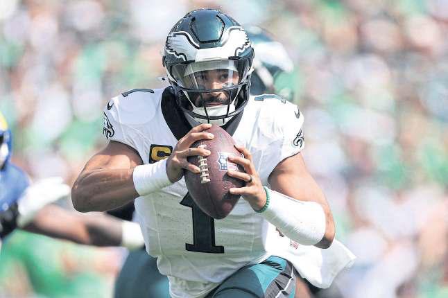 Hurts, Davis star in Eagles win
