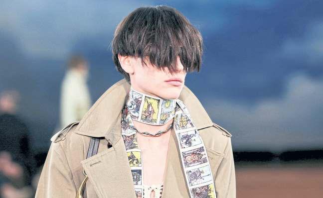 BURBERRY RIFFS ON MUSIC FESTIVAL FASHION FOR CROCHET-HEAVY SUMMER COLLECTION