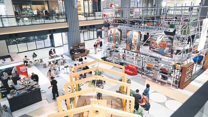 EXHIBITION UNFURLS VINTAGE RUGS AND ICONIC FILM HISTORY