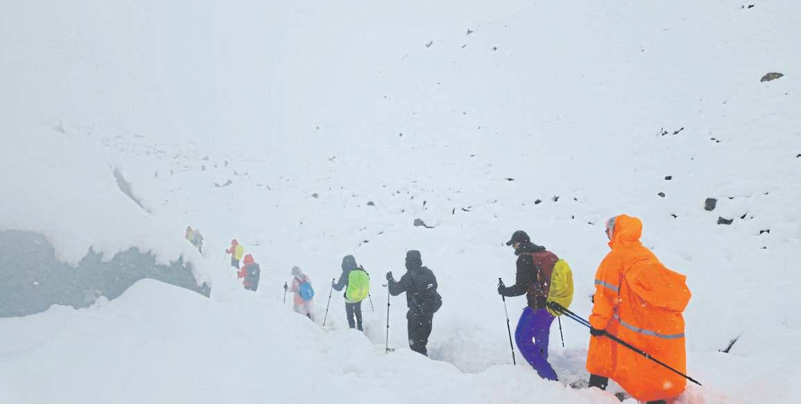 Hundreds of trekkers escape blizzard-hit Everest