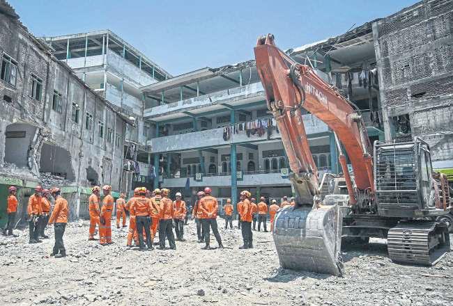 School collapse toll hits 67 as search mission ends