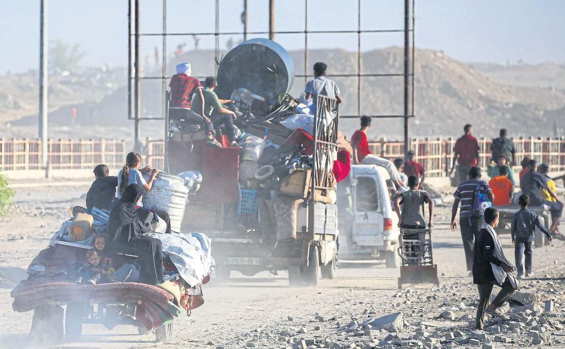 Israel ceases fire, Gazans return home