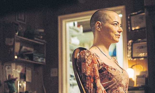 FANS SHAVE HEADS TO SEE SCI-FI MOVIE BUGONIA STARRING EMMA STONE