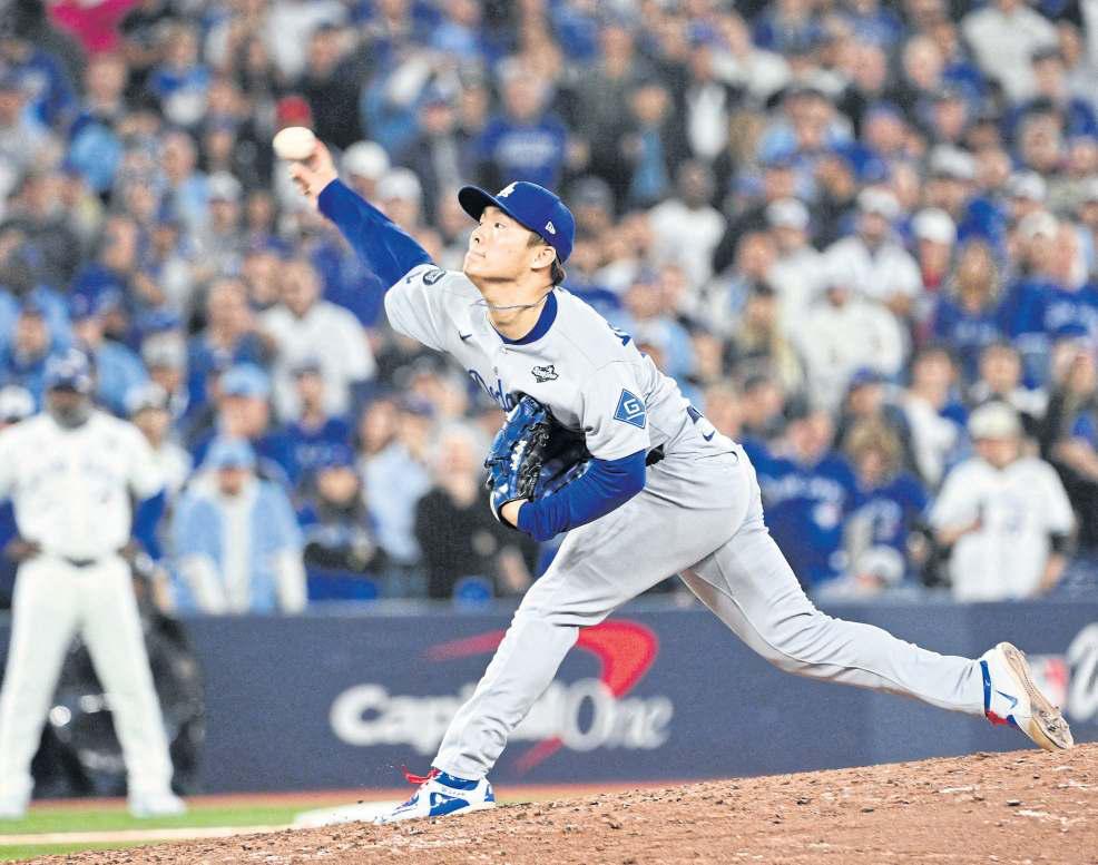 Yamamoto dazzles as Dodgers level series