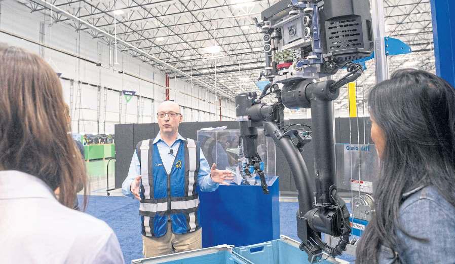 AMAZON USES AI TO MAKE ROBOTS BETTER WAREHOUSE WORKERS