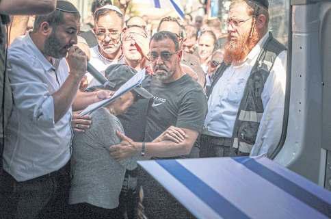 Hamas returns body as families urge pause to truce