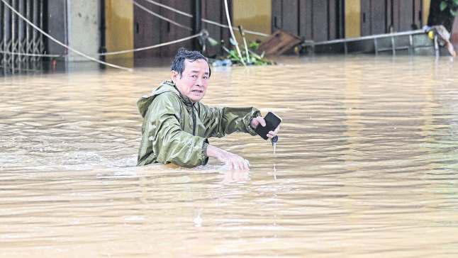 Floods kill 10, river level at 60-year high