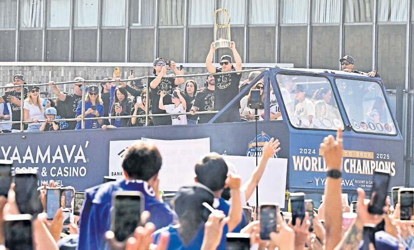 Blue heaven: Huge crowds salute Dodgers
