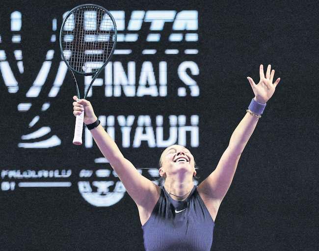 Anisimova shocks Swiatek to reach last 4