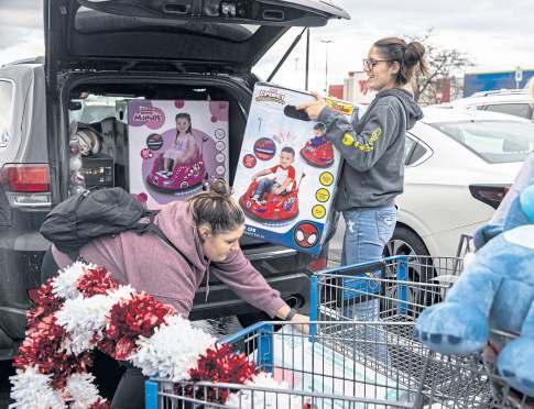 Retail group says holiday spending could top $1tn