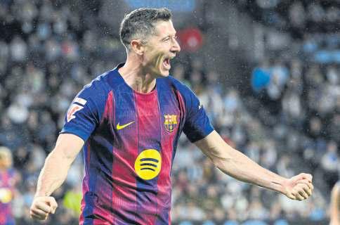 Lewy hat-trick helps Barcelona