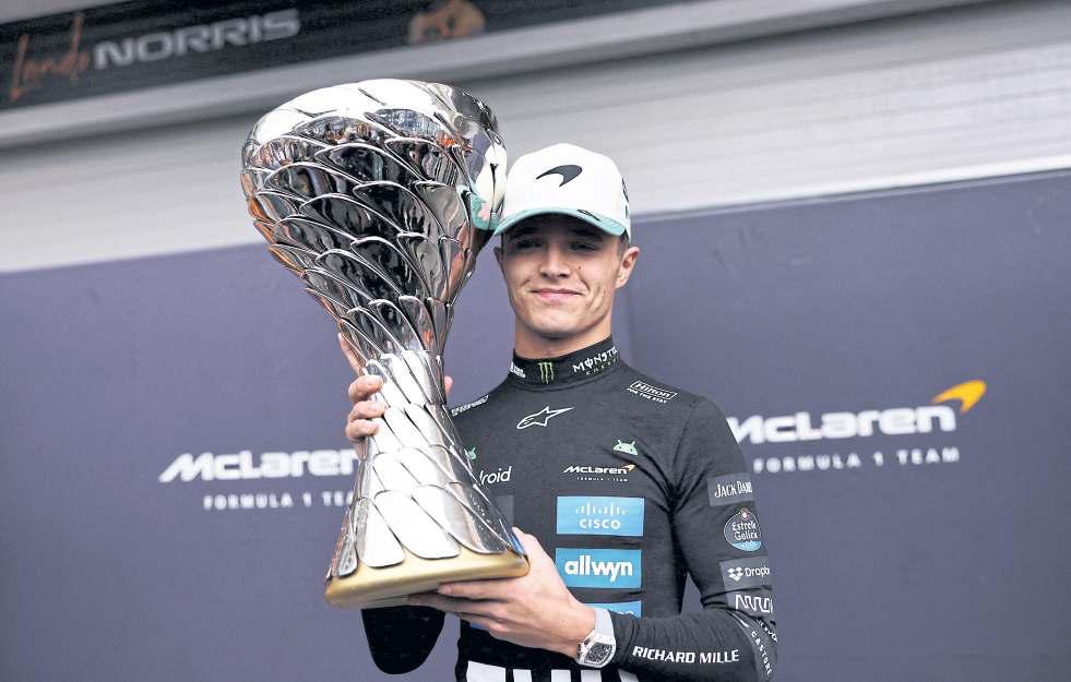 Cool Norris edges closer to first world title