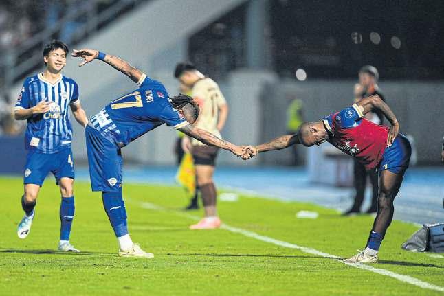 Shark attack! Chonburi shock Buriram