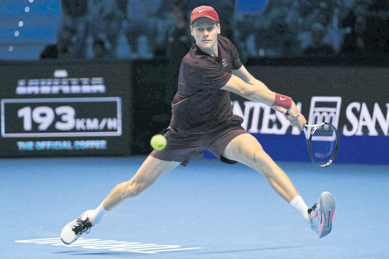 Sinner breezes past limping Felix