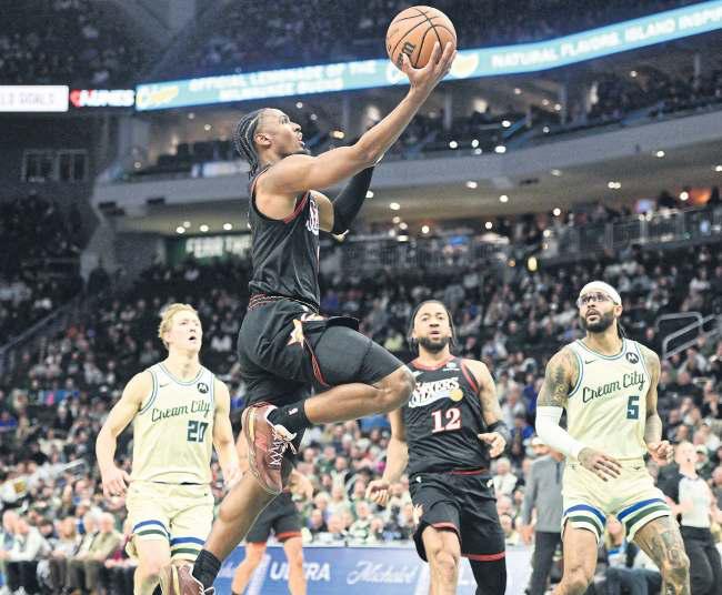 Maxey powers bold Sixers over Bucks