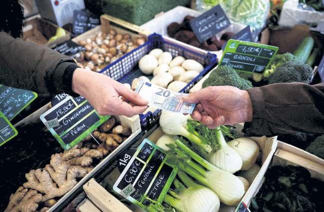 EU takes small steps in uphill struggle to wean savers off cash