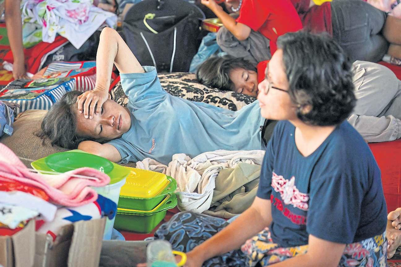 Anger as flood survivors await aid
