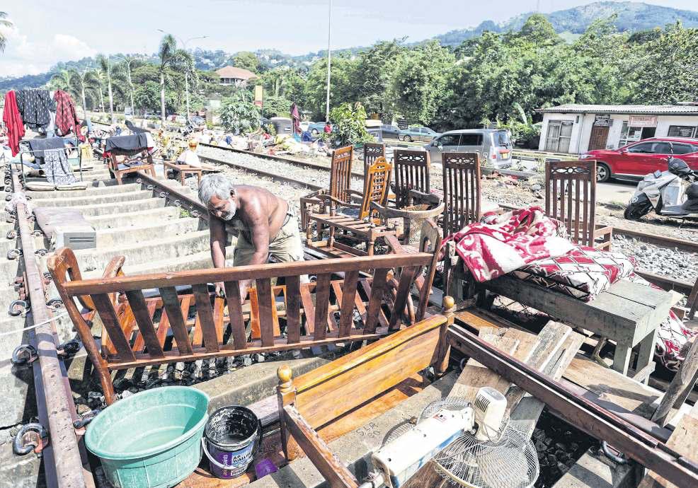 Sri Lanka issues fresh landslide warnings