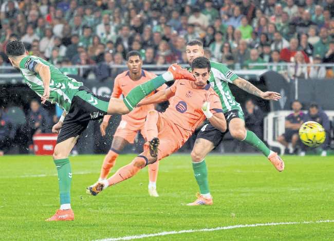 Torres treble fires Barca clear