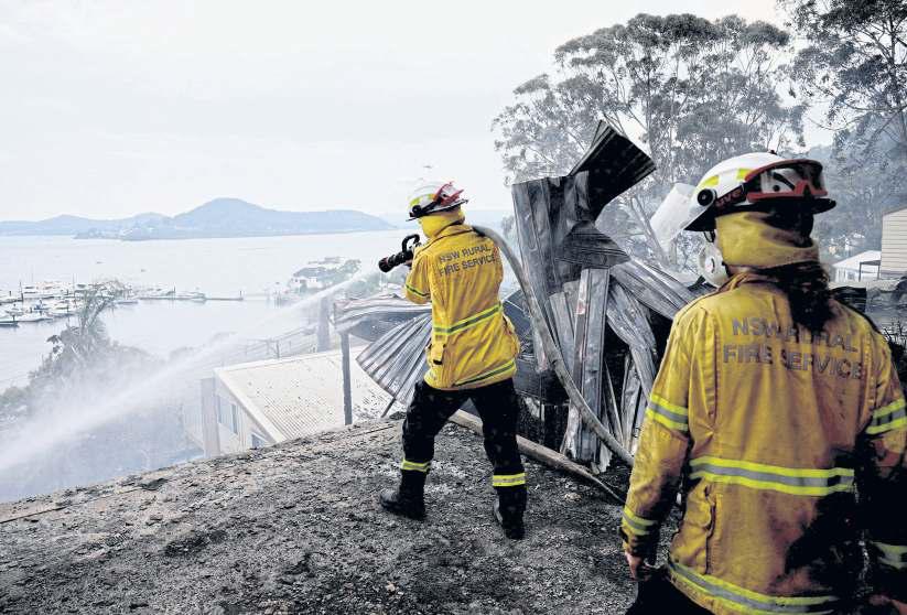 Bushfires destroy homes, claim firefighter's life